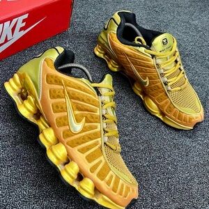 New Nike Men’s Gold/Yellow Shox Running Shoe size 9.5. Beautiful!